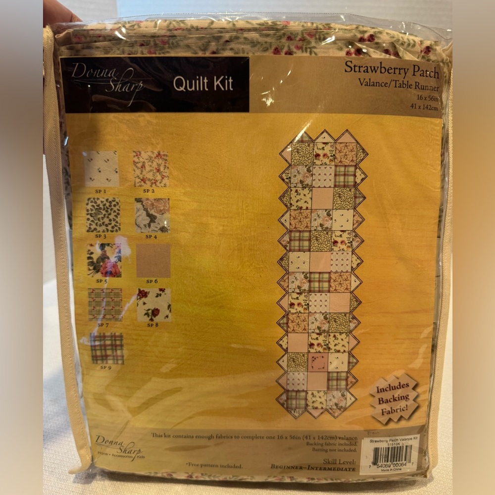 Donna Sharp Quilt Kit Strawberry Patch Valance or Table Runner w/Backing Fabric